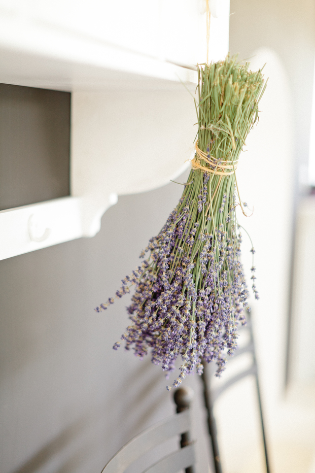 ©Xavier Navarro - mariage en Provence - La mariee aux pieds nus
