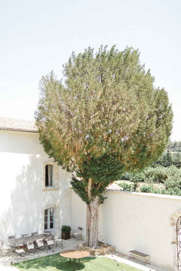 ©Xavier Navarro - mariage en Provence - La mariee aux pieds nus