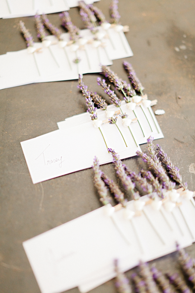 ©Xavier Navarro - mariage en Provence - La mariee aux pieds nus