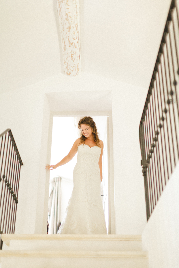 ©Xavier Navarro - mariage en Provence - La mariee aux pieds nus