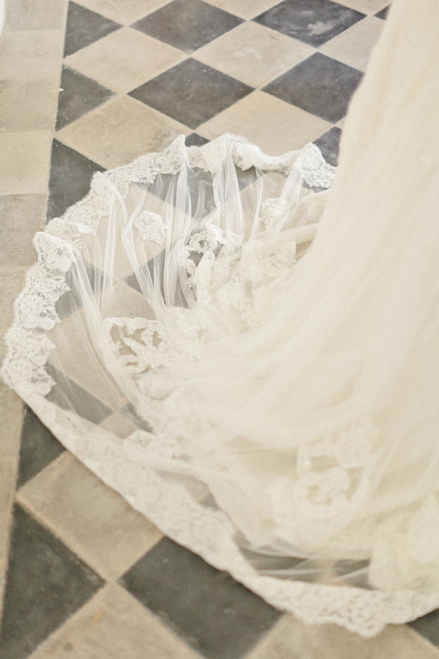 ©Xavier Navarro - mariage en Provence - La mariee aux pieds nus