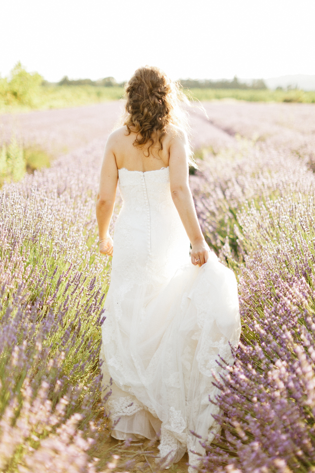 ©Xavier Navarro - mariage en Provence - La mariee aux pieds nus