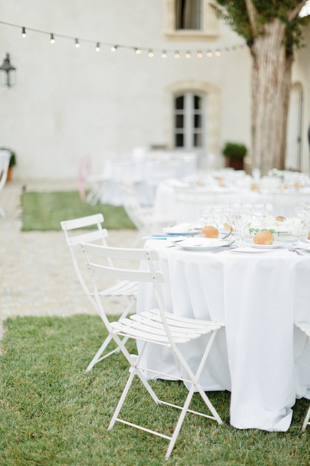 ©Xavier Navarro - mariage en Provence - La mariee aux pieds nus