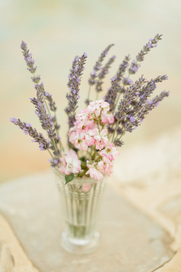 ©Xavier Navarro - mariage en Provence - La mariee aux pieds nus