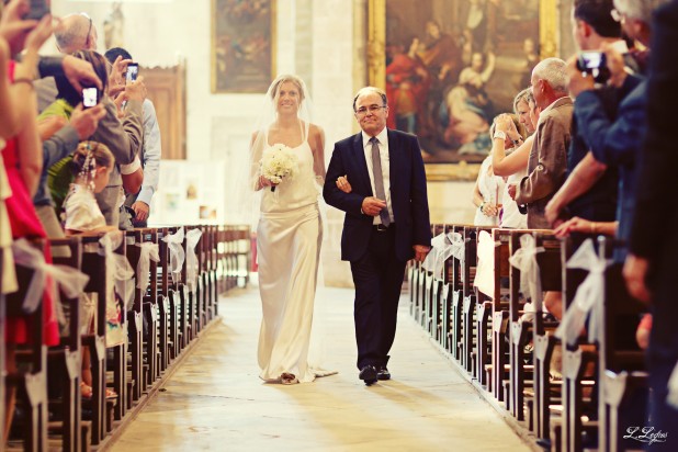 vrai-mariage-ombre-et-lumiere-la-mariee-aux-pieds-nus