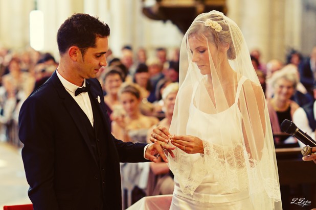 vrai-mariage-ombre-et-lumiere-la-mariee-aux-pieds-nus