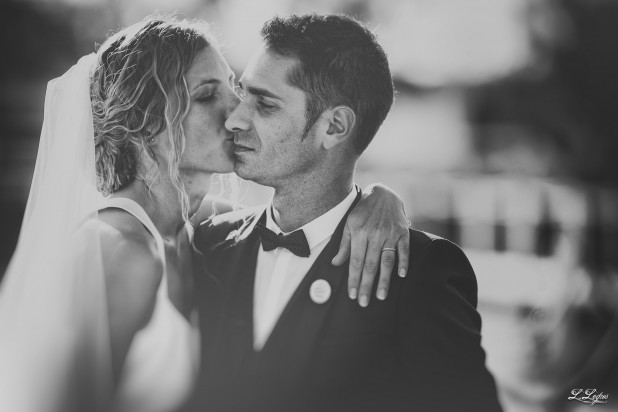vrai-mariage-ombre-et-lumiere-la-mariee-aux-pieds-nus