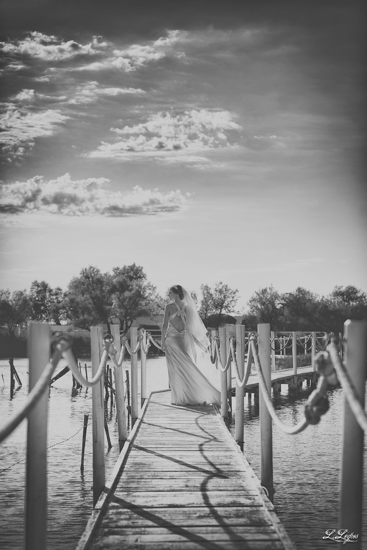 vrai-mariage-ombre-et-lumiere-la-mariee-aux-pieds-nus