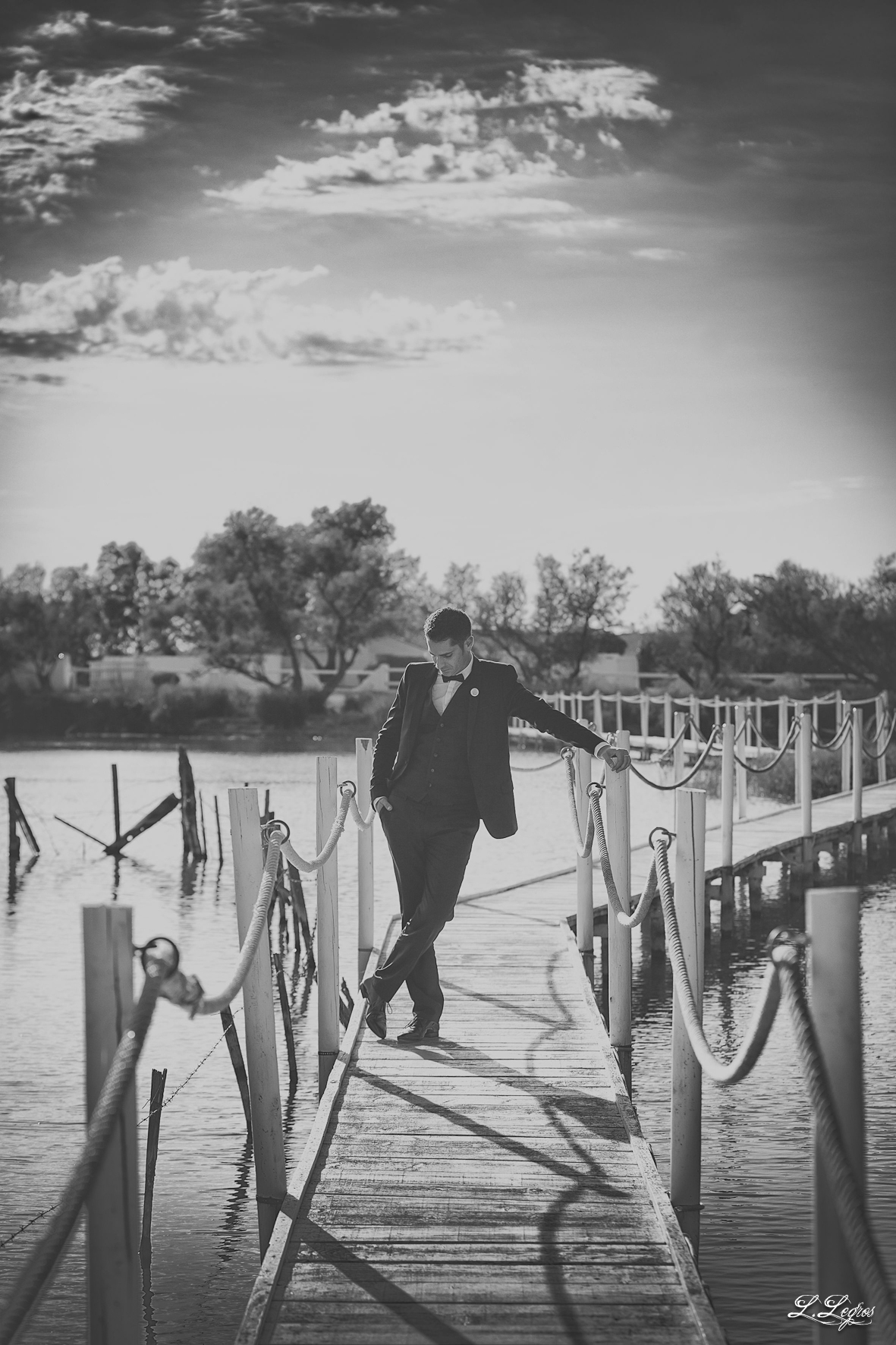 vrai-mariage-ombre-et-lumiere-la-mariee-aux-pieds-nus