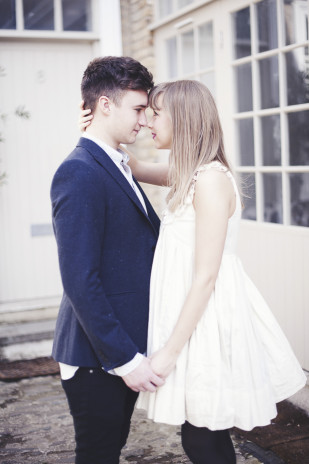 ©Marion Heurteboust Photography - Seance engagement a Londres - La mariee aux pieds nus