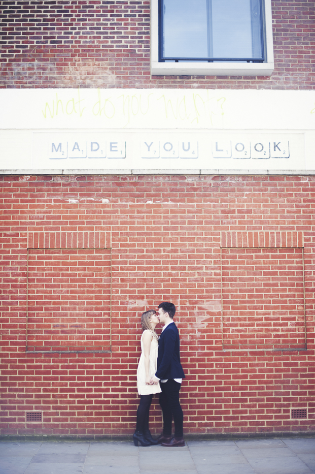 ©Marion Heurteboust Photography - Seance engagement a Londres - La mariee aux pieds nus