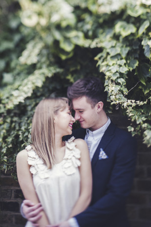 ©Marion Heurteboust Photography - Seance engagement a Londres - La mariee aux pieds nus