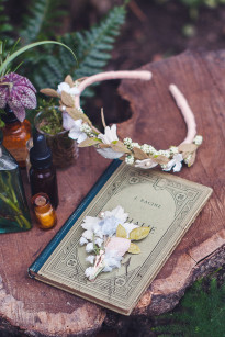 ©Marion Heurteboust - Shooting d'inspiration - Cabinet de curiosites botaniques - La mariee aux pieds nus