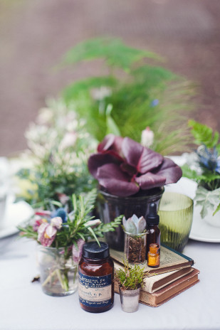 ©Marion Heurteboust - Shooting d'inspiration - Cabinet de curiosites botaniques - La mariee aux pieds nus