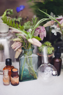 ©Marion Heurteboust - Shooting d'inspiration - Cabinet de curiosites botaniques - La mariee aux pieds nus