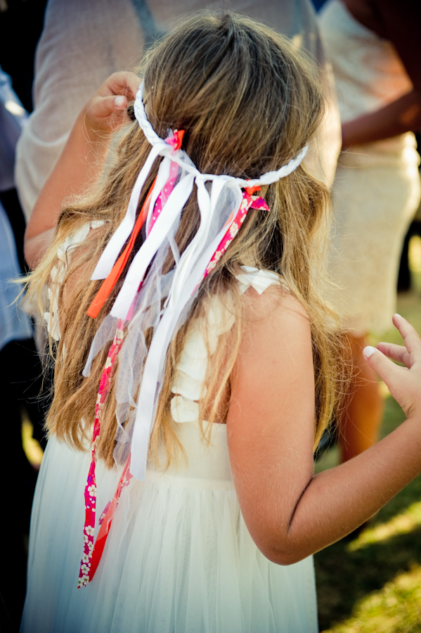 vrai-mariage-sages-comme-des-images-la-mariee-aux-pieds-nus-petite-fille-d-honneur
