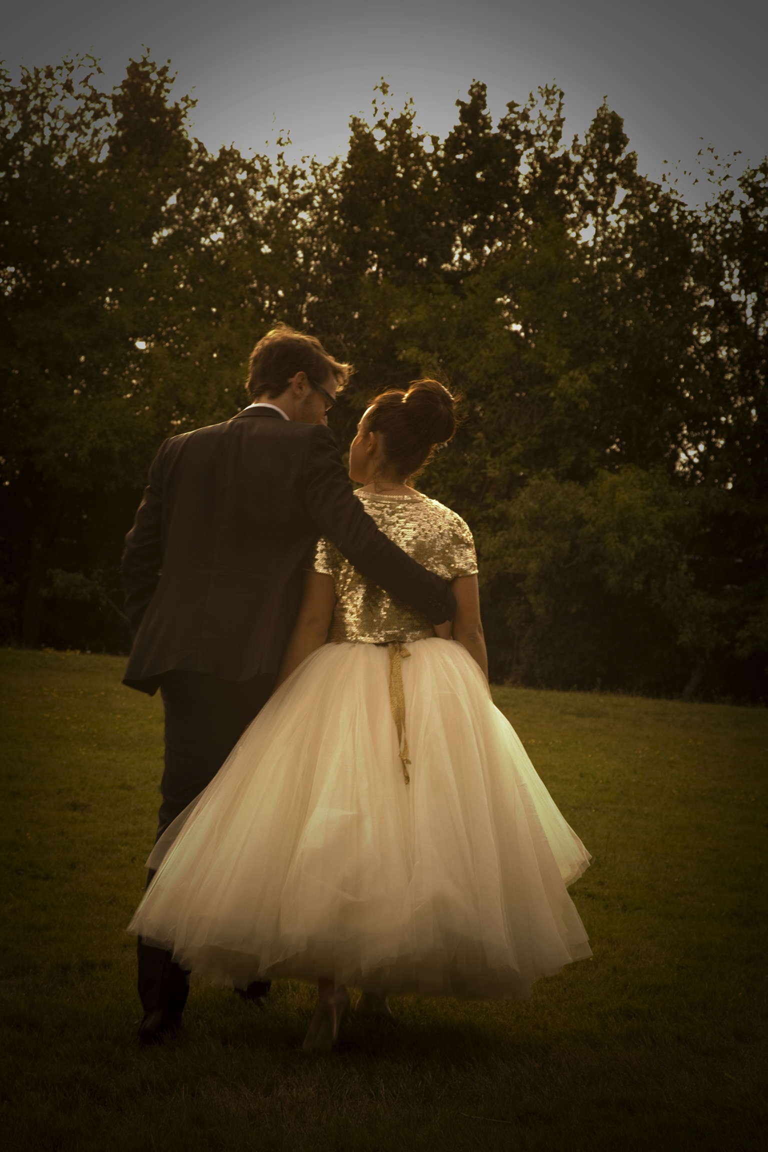 vrai-mariage-la-mariee-aux-pieds-nus-mariage-en-jaune-noir