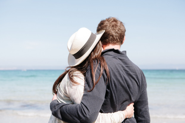 ©Troisstudios Photography - Seance engagement a Porquerolles - La  mariee aux pieds nus