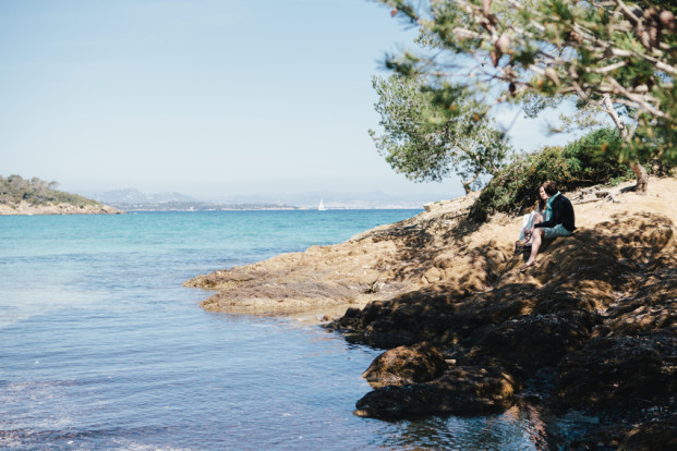 ©Troisstudios Photography - Seance engagement a Porquerolles - La  mariee aux pieds nus