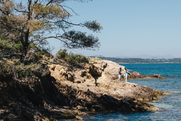 ©Troisstudios Photography - Seance engagement a Porquerolles - La  mariee aux pieds nus