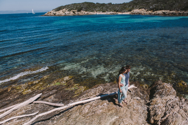 ©Troisstudios Photography - Seance engagement a Porquerolles - La  mariee aux pieds nus