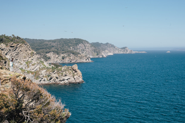 ©Troisstudios Photography - Seance engagement a Porquerolles - La  mariee aux pieds nus