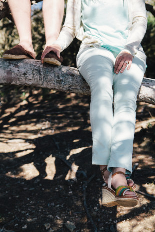 ©Troisstudios Photography - Seance engagement a Porquerolles - La  mariee aux pieds nus