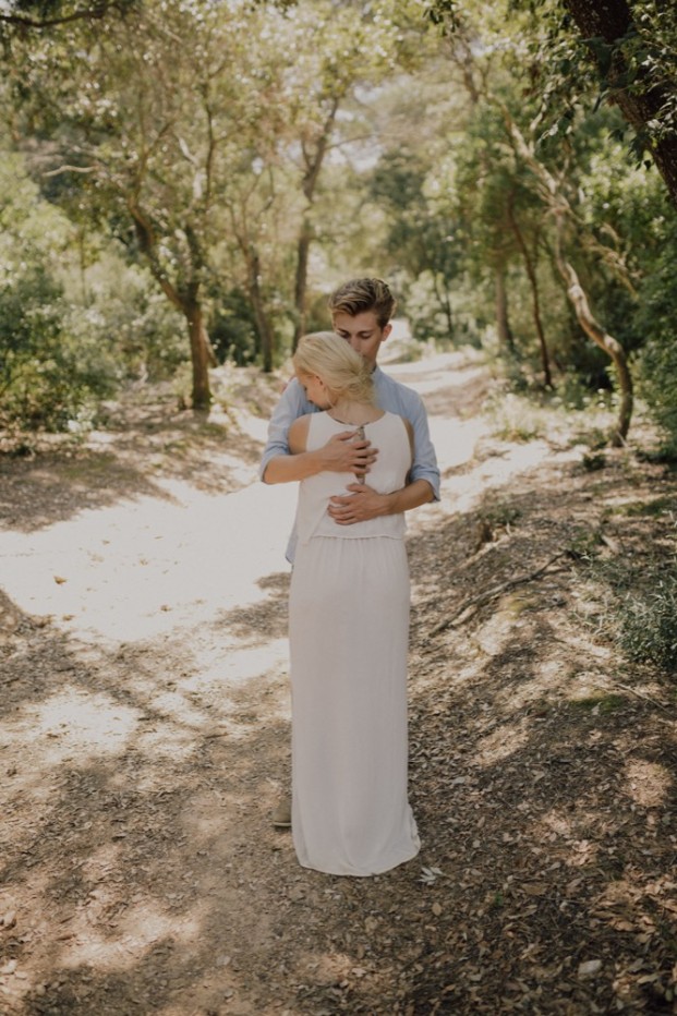 Une séance engagement à Porquerolles - La mariée aux pieds nus - Photos : Capyture