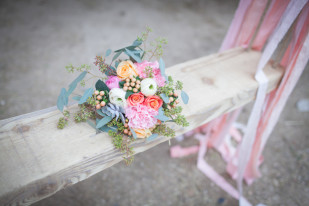 ©Julie Siddi - Un mariage colore - Shooting inspiration - La mariee aux pieds nus