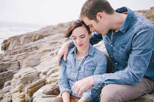 ©Sophie Delaveau - Une seance engagement en Bretagne - La mariee aux pieds nus