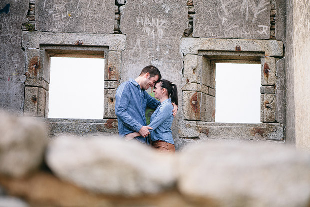 ©Sophie Delaveau - Une seance engagement en Bretagne - La mariee aux pieds nus