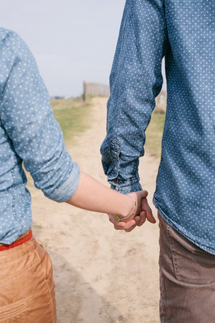 ©Sophie Delaveau - Une seance engagement en Bretagne - La mariee aux pieds nus