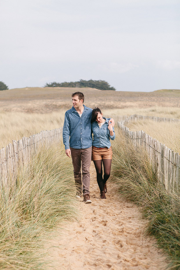 ©Sophie Delaveau - Une seance engagement en Bretagne - La mariee aux pieds nus