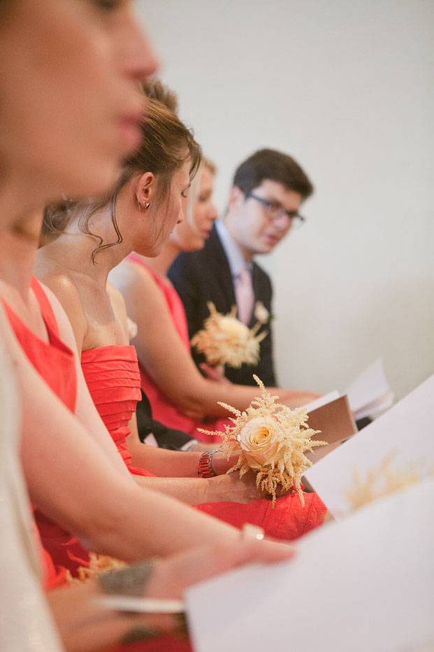 ©Sophie Delaveau - Mariage au Chateau des marais - La mariee aux pieds nus