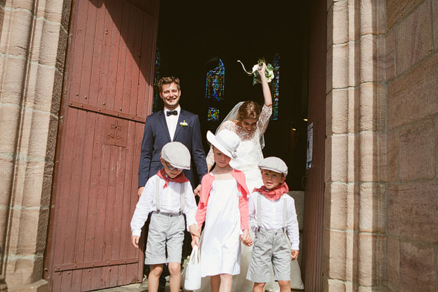©Sophie Delaveau - Mariage au Chateau des marais - La mariee aux pieds nus