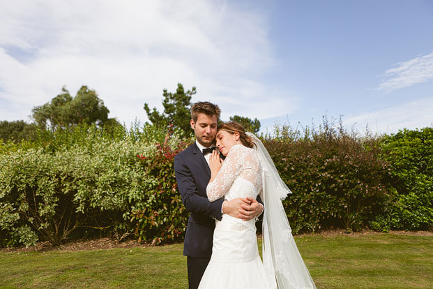 ©Sophie Delaveau - Mariage au Chateau des marais - La mariee aux pieds nus