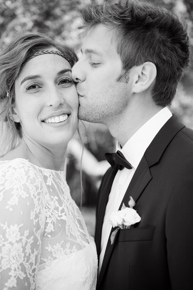 ©Sophie Delaveau - Mariage au Chateau des marais - La mariee aux pieds nus