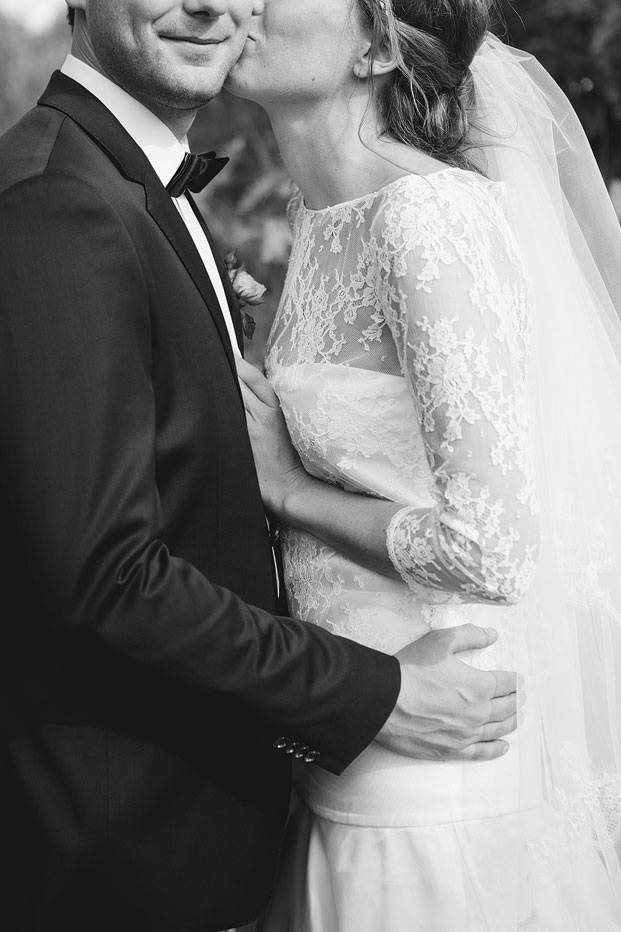 ©Sophie Delaveau - Mariage au Chateau des marais - La mariee aux pieds nus