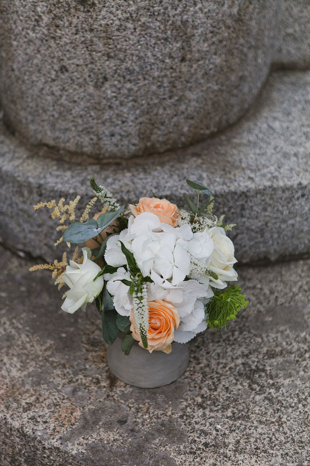 ©Sophie Delaveau - Mariage au Chateau des marais - La mariee aux pieds nus