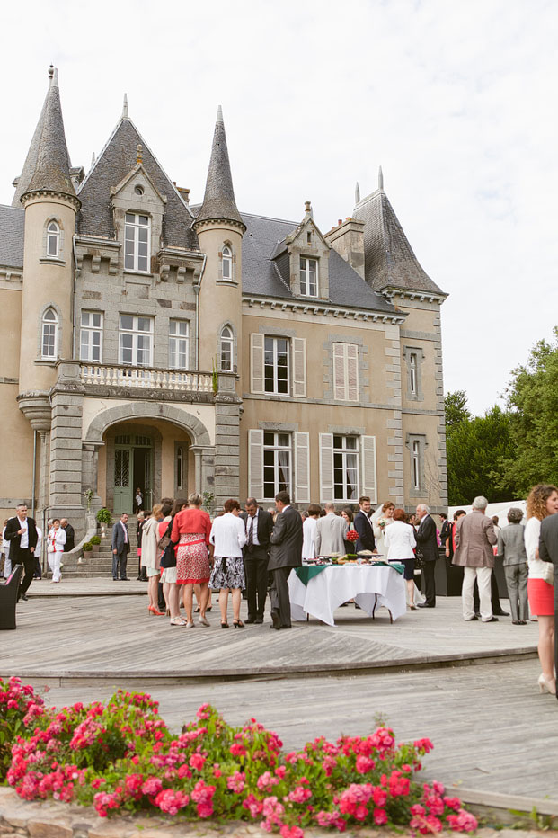 ©Sophie Delaveau - Mariage au Chateau des marais - La mariee aux pieds nus