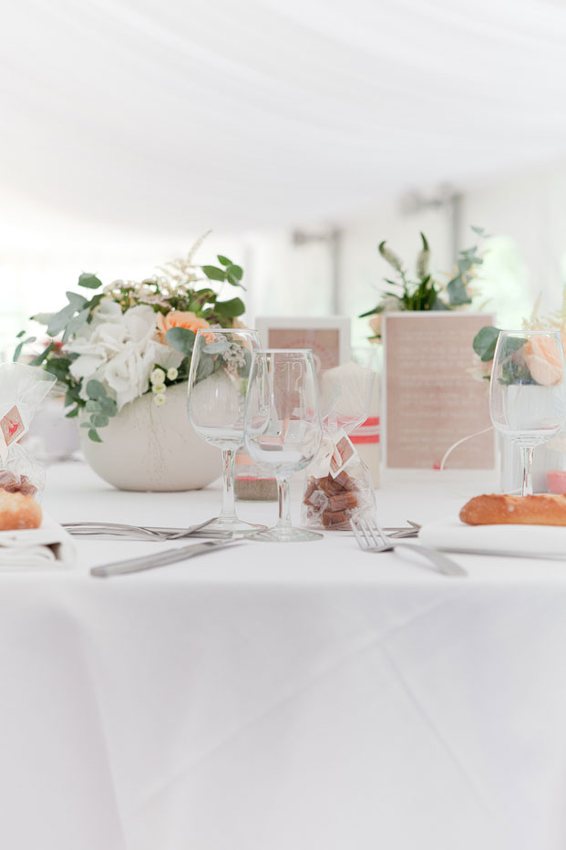 ©Sophie Delaveau - Mariage au Chateau des marais - La mariee aux pieds nus