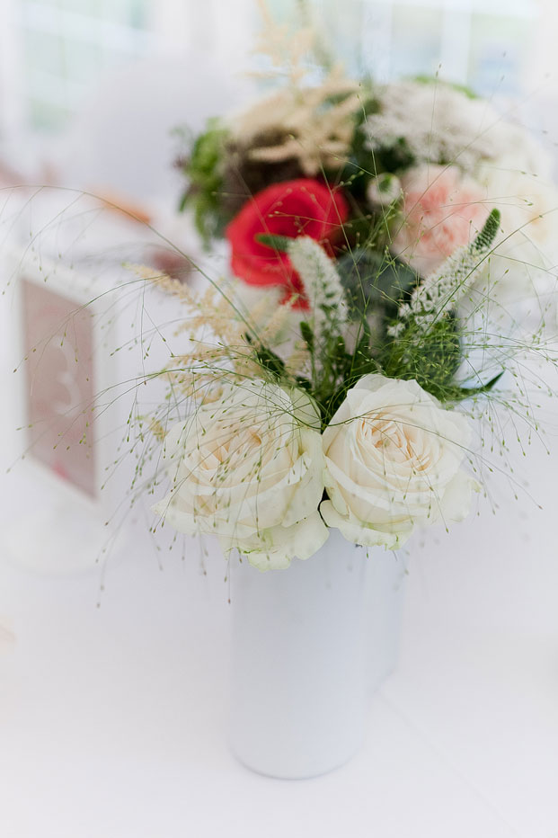 ©Sophie Delaveau - Mariage au Chateau des marais - La mariee aux pieds nus