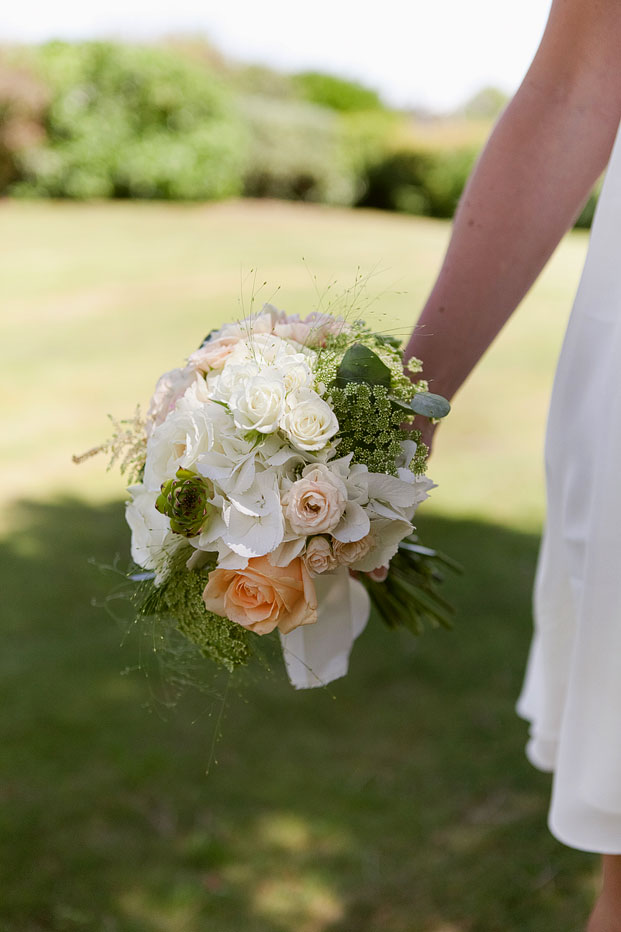 ©Sophie Delaveau - Mariage au Chateau des marais - La mariee aux pieds nus