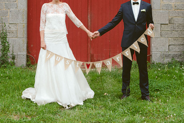 ©Sophie Delaveau - Mariage au Chateau des marais - La mariee aux pieds nus