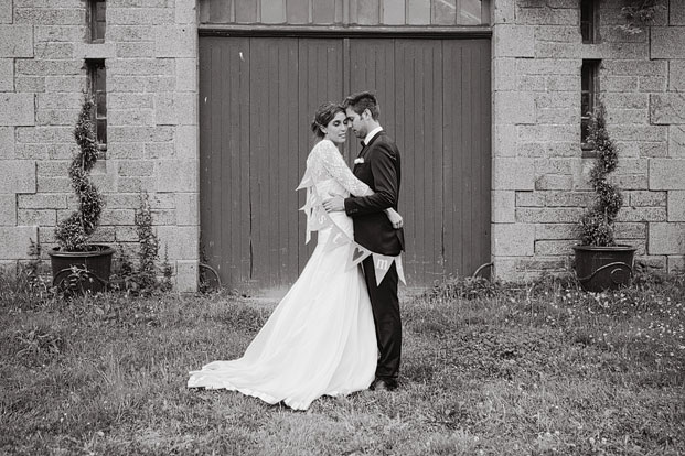 ©Sophie Delaveau - Mariage au Chateau des marais - La mariee aux pieds nus