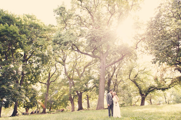 ©Anne-Claire Brun - Mariage sur le theme des livres - La mariee aux pieds nus