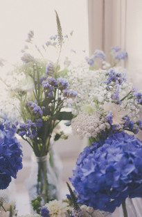 ©Lovely Pics - Chloe Lapeyssonie - Mariage en bleu au Chateau Cesargues -La mariee aux pieds nus