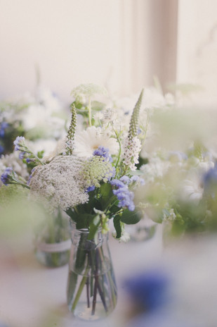 ©Lovely Pics - Chloe Lapeyssonie - Mariage en bleu au Chateau Cesargues -La mariee aux pieds nus