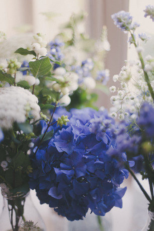 ©Lovely Pics - Chloe Lapeyssonie - Mariage en bleu au Chateau Cesargues -La mariee aux pieds nus