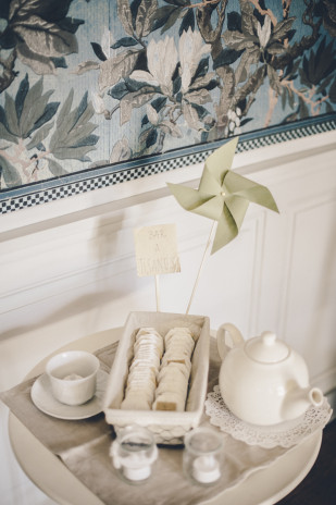 ©Lovely Pics - Chloe Lapeyssonie - Mariage en bleu au Chateau Cesargues -La mariee aux pieds nus